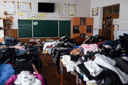 Un aula de la escuela número 8 de la ciudad, reconvertida en almacén de ropa para refugiados.