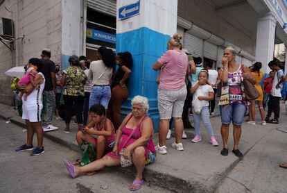 Una fila de gente espera ante un comercio en La Habana, el pasado 20 de julio.