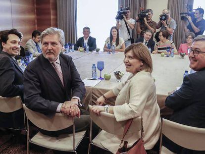 El ministro de Educaci&oacute;n junto a Isabel Bonig hoy en Valencia.