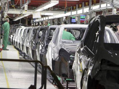 Una vista de la cadena de montaje de la factoría que General Motors España tiene en la localidad zaragozana de Figueruelas.