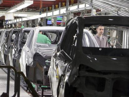 Una vista de la cadena de montaje de la factoría que General Motors España tiene en la localidad zaragozana de Figueruelas.