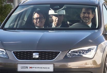 El rey Felipe VI conduce un SEAT Ibiza con Artur Mas, como copiloto, y José Manuel Soria, a su llegada a la fábrica de Seat en Martorell (Barcelona) para celebrar el 30º aniversario del lanzamiento del primer Ibiza, 5 de diciembre de 2014.