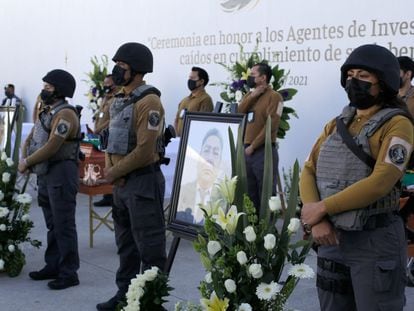 Agentes de la fiscalía de Puebla, en el funeral de sus compañeros caídos en Tecamachalco, el 21 de noviembre.