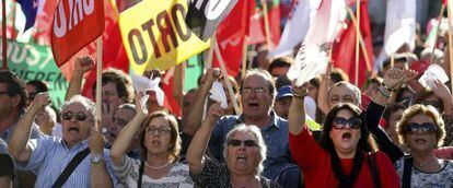 Manifestantes de la CGTP respaldan en las afueras del parlamento portugués la moción de censura al Gobienro conservador, en la tarde del martes.