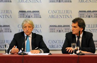 El Vicecanciller argentino, Carlos Foradori, y el Secretario de Derechos Humanos, Claudio Avruj durante la presentación.