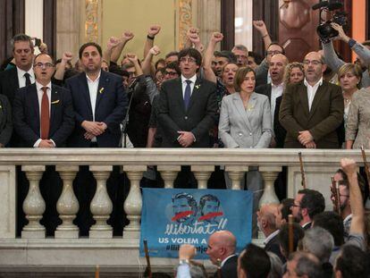 Carles Puigdemont, rodeado por los miembros de su Gobierno y diputados independentistas, en la balaustrada del Parlament el 27 de octubre de 2017.