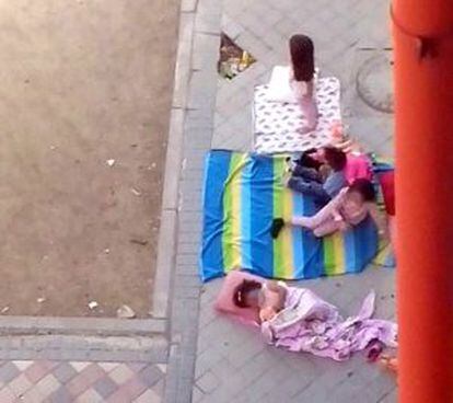 Unos niños duermen la siesta en plena calle en verano.