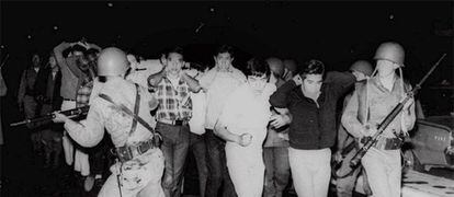Jóvenes detenidos son conducidos por soldados del Ejército mexicano la noche del dos de octubre de 1968