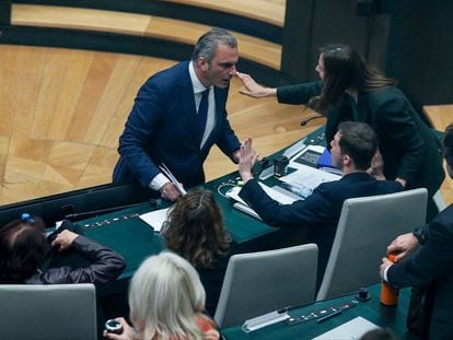 Ortega Smith, de pie, se encaraba a Eduardo Fernández Rubiño, de Más Madrid, en el pleno del Ayuntamiento de Madrid.