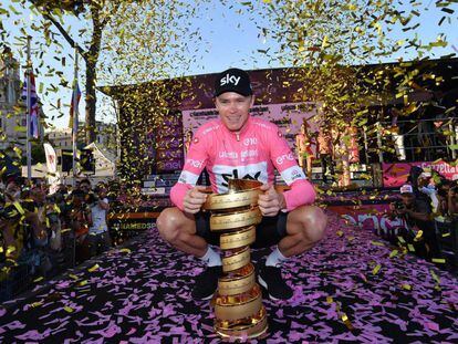 Froome, con el trofeo de ganador del Giro 101.