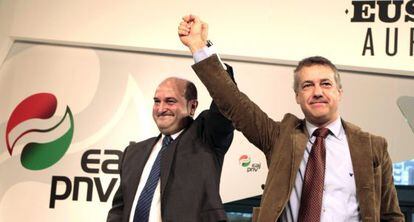 Iñigo Urkullu (d) con el nuevo presidente del PNV, Andoni Ortuzar (i).