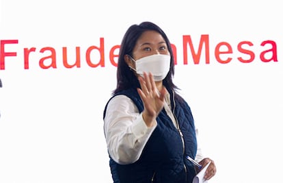 La candidata peruana Keiko Fujimori, durante una conferencia de prensa este lunes, en Lima, en la que denunció un presunto fraude electoral.