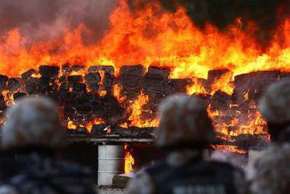 Soldados mexicanos observan cómo arden las 134 toneladas de marihuana que fueron incineradas el miércoles en la base militar de Morelos (Estado de Tijuana).