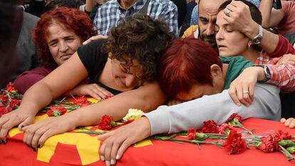 Entierro de una de las víctimas. (Foto: GETTY / Vídeo: REUTERS)