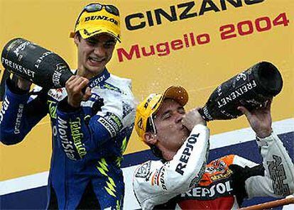 Pedrosa rocía con cava a Porto.