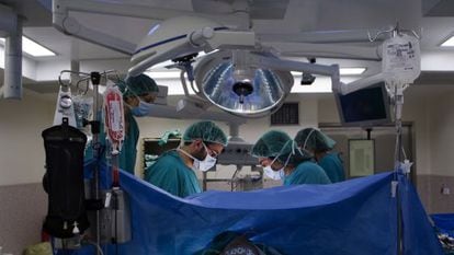 Operació en un quiròfan de l'Hospital Clínic de Barcelona.