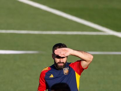 El defensa de la Selección Española de Fútbol Dani Carvajal durante el entrenamiento el lunes en la Ciudad del Fútbol de Las Rozas (Madrid).