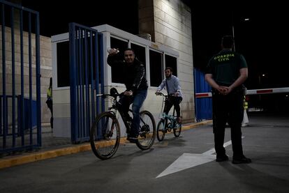 Los dos primeros ciudadanos en cruzar la frontera desde Melilla a Marruecos por el paso fronterizo de Beni Enzar, este martes.