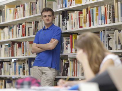 Pablo Polzer, estudiante que hará el MBA de Yale, posa en la biblioteca de la UPV en San Sebastián.