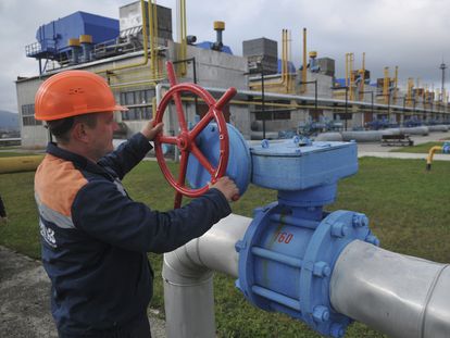 Un trabajador de una estación de compresión de gas en Ucrania, en una imagen de archivo.