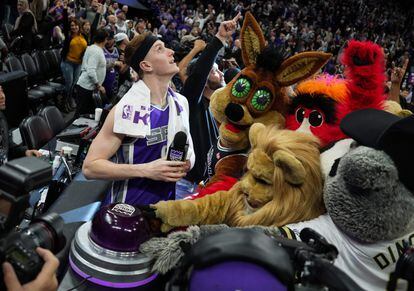 Kevin Huerter enciende el rayo de los Kings tras la victoria de su equipo frente a Utah, el pasado 25 de marzo.