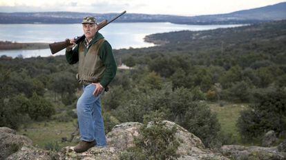 Un vecino de Manzanares el Real (Madrid), posa con su escopeta en el coto de caza &quot; El Chaparral&quot;. 