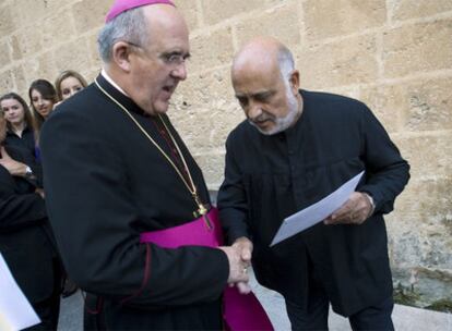 Un miembro de la plataforma ciudadana entrega al arzobispo Carlos Osoro una carta reclamando la propiedad de la iglesia-fortaleza.