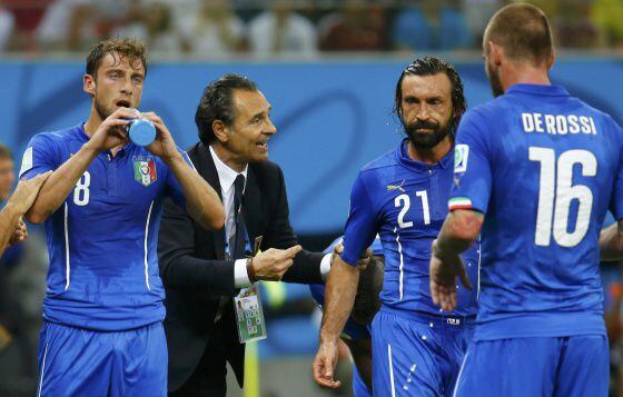 Prandelli da instrucciones a Marchisio, Pirtlo y De Rossi.