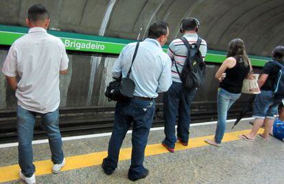Pasajeros de la línea verde de metro de São Paulo.