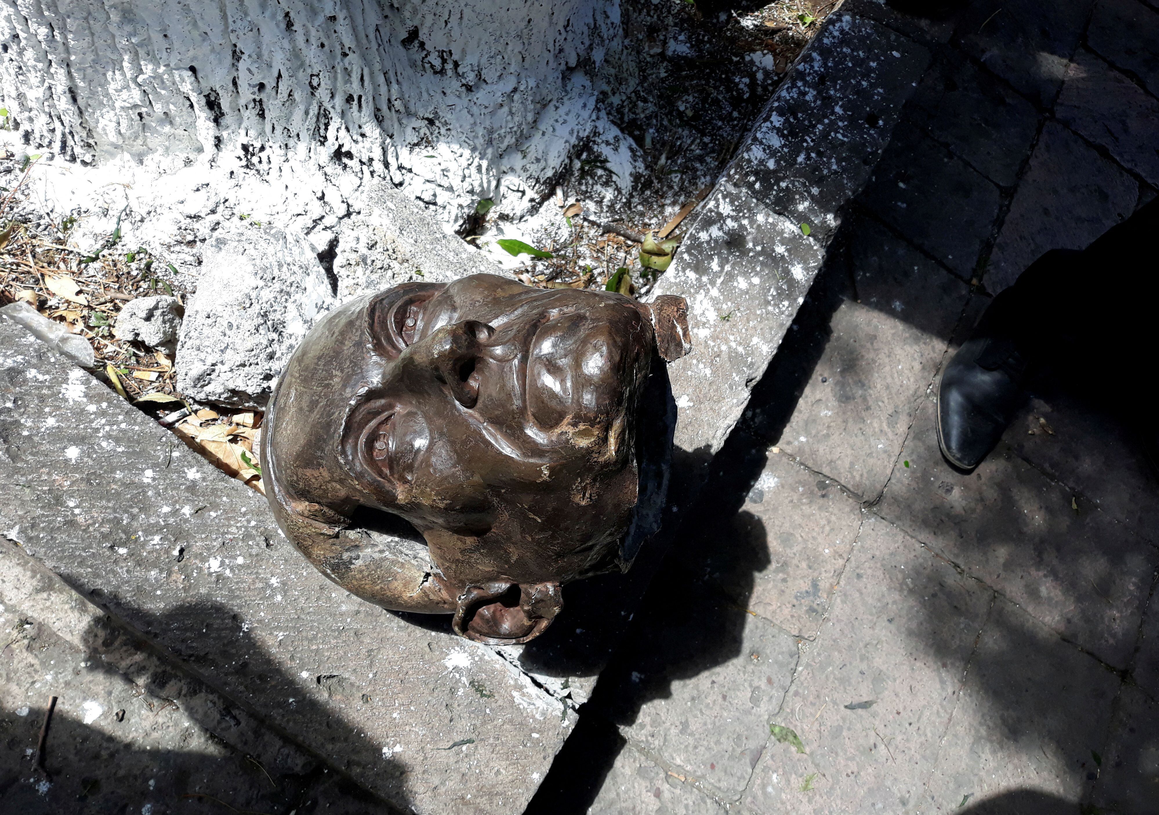 La cabeza de la estatua destruida de Fray Antonio de San Miguel.