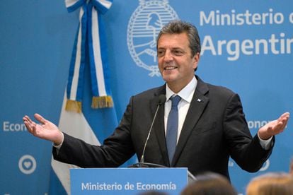 El ministro de Economía y candidato presidencia, Sergio Massa, durante una rueda de prensa en Buenos Aires, el lunes. 
