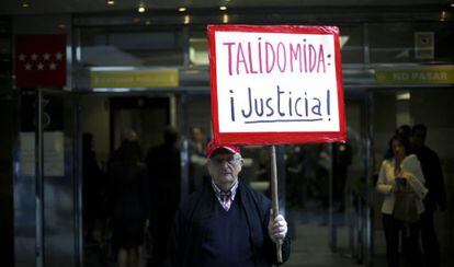 Un hombre muestra su apoyo a los afectados por la talidomida durante el juicio de octubre de 2013.