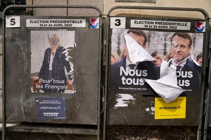 Carteles desfigurados fuera de un colegio electoral en París, durante la segunda vuelta de las elecciones en el país, este domingo.