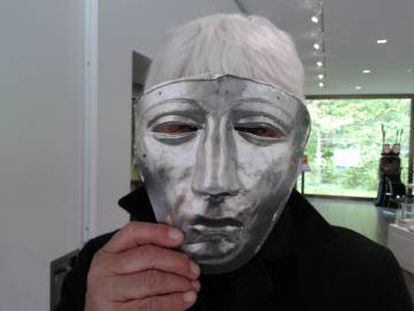 Manfredi, con una réplica de la máscara de caballería romana hallada en Kalkriese.