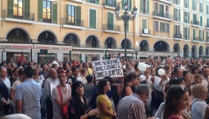 Mil personas se han reunido en Palma en contra de la huelga educativa.