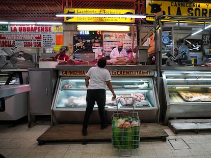 Una mujer compra carne en un mercado de Ciudad de México, el 9 de agosto de 2022.