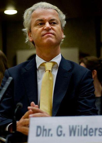 El político xenófobo holandés Geert Wilders escucha el veredicto del tribunal de Ámsterdam que le juzgaba por incitación al odio y a la discriminación.