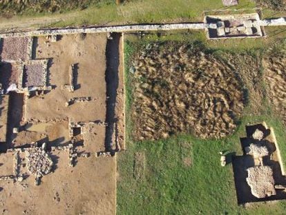 Planta de los colegios de la juventud, a la izquierda. Abajo, restos del templo de Marte.