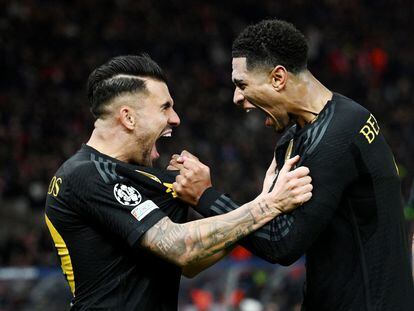 Dani Ceballos celebra el tercero del Madrid con Jude Bellingham.