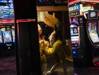 Dos coristas entran a un casino en La Franja de Las Vegas, en febrero.
