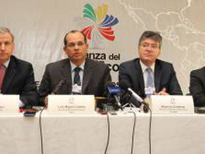 De izquierda a derecha, los ministros de economía de Chile, Felipe Larrain; del Perú, Luis Miguel Castilla; de Colombia, Mauricio Cárdenas y el jefe de la Unidad de Asuntos Hacendarios Internacionales de México, Bosco Martí, participan en una conferencia de prensa este jueves 25 de abril de 2013, luego de la primera reunión que sostuvieron con los demás ministros de la Alianza del Pacífico (Colombia, Chile, México y Perú), en Lima.