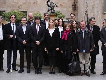 La actual junta de la Mesa del Tercer Sector, en un encuentro con el presidente Puigdemont
