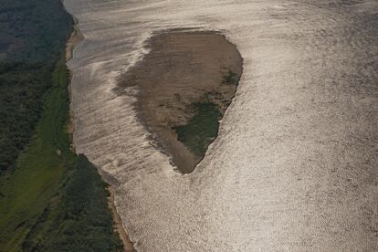 Una isla sale a la superficie ante la sequía en el delta del Paraná, un importante humedal que abarca 17.500 km2 y cubre las provincias de Entre Ríos, Santa Fe y Buenos Aires.