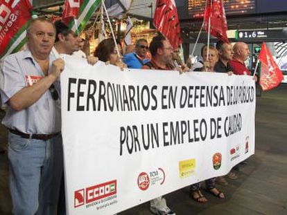 Un grupo de manifestantes en la estación de Santa Justa, en Sevilla