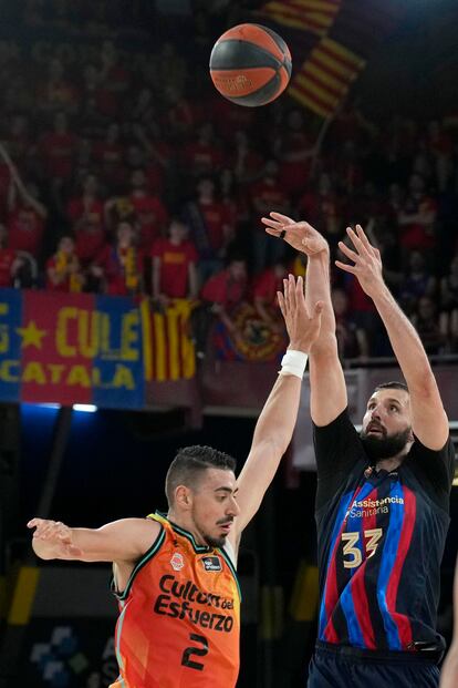GRAF112. BARCELONA, 29/05/2023.- El alero del Barça, Nikola Mirotic (d), lanza una canasta ante el jugador del Valencia Basket, Josep Puerto, durante el primer partido de play off disputado hoy lunes en el Palau Blaugrana de Barcelona. EFE/ Alejandro García