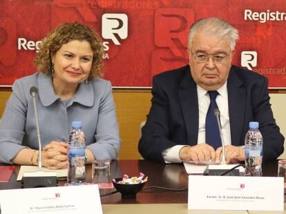 El presidente del Tribunal Constitucional, Juan José González Rivas, posa con la decana del Colegio de Registradores, María Emilia Adán, en un acto reciente.