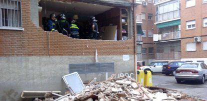 Los bomberos revisan los daños en la vivienda afectada.