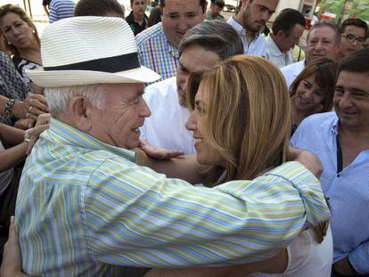 Díaz saluda a un simpatizante en Alcaudete (Jaén).