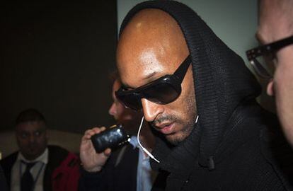 Nicolas Anelka a su llegada al aeropuerto de Heathrow, en Londres.