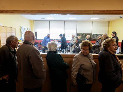 Cola para votar este domingo por la mañana en el colegio Antonio Fontán, en Montecarmelo, que en abril tuvo el récord de participación en Madrid. Pincha sobre la imagen para ver todas las fotos de la jornada electoral.